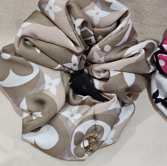 LOUIS VUITTON SCRUNCHIE HAIR ACCESSORY SET 2 RIBBONS 100% SILK GIANT MONOGRAM - Picture 4 of 12
